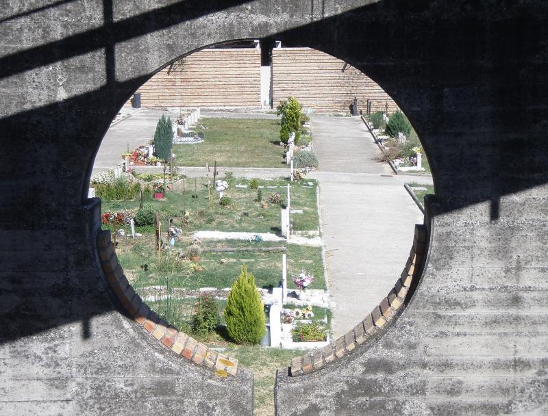 vista da una bucatura in un elemento di cemento