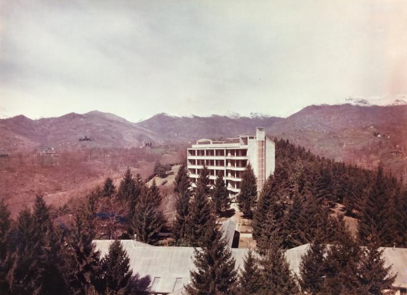 Vista esterna d’insieme e contesto paesaggistico, 1965 circa 