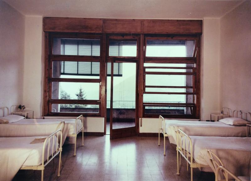 Interno di una camerata con letti, 1965 circa 