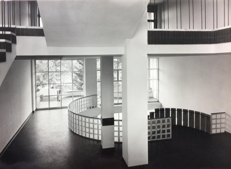 Vista delle due scale che assolvono ai collegamenti verticali, 1965 circa 