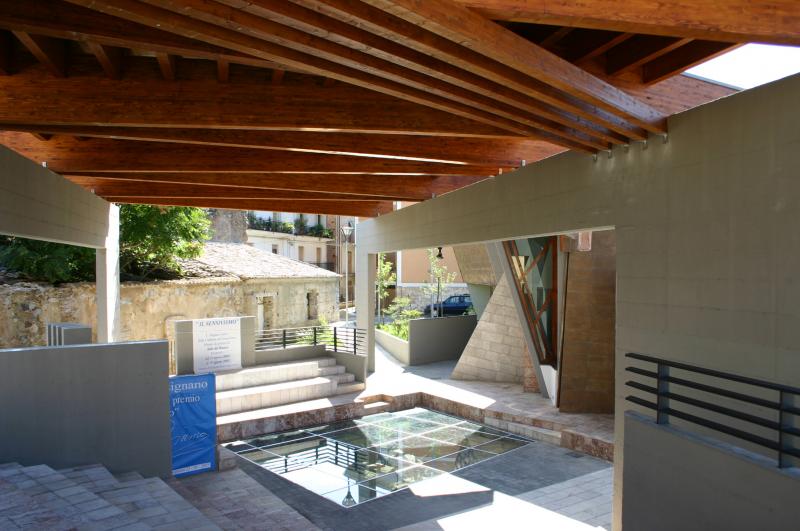 Spazio esterno con copertura vetrata spazio scenico dell’anfiteatro 