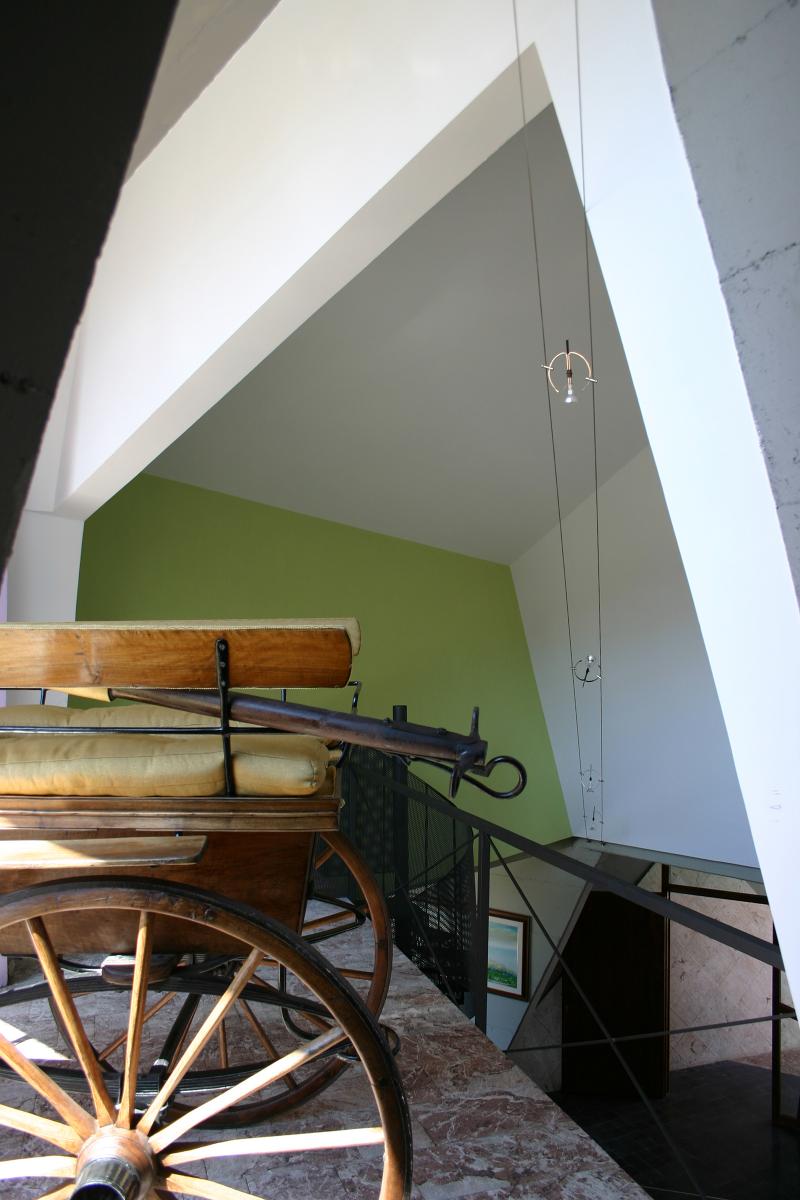 Interno sala espositiva con una delle carrozze