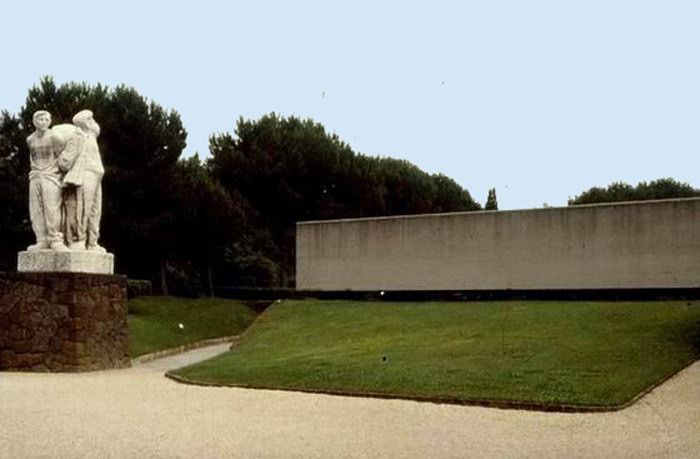 Particolare ingresso e Mausoleo