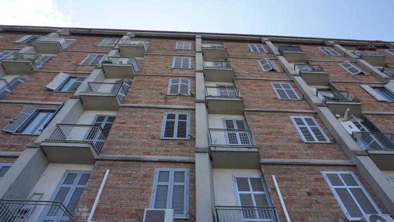 Dettaglio facciata edificio di Muratori