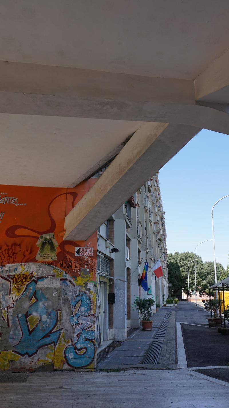 Particolare passaggio coperto sotto l'edificio di Muratori