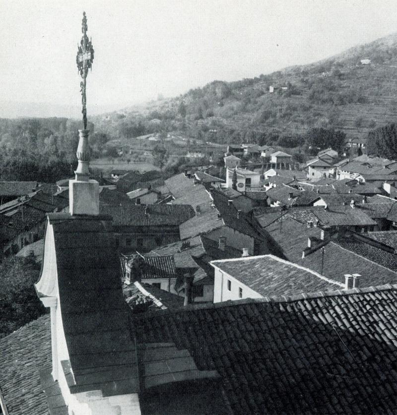Veduta del paese con il Centro di Comunità sullo sfondo (Riccardo Musatti, Centro di Comunità a Palazzo Canavese