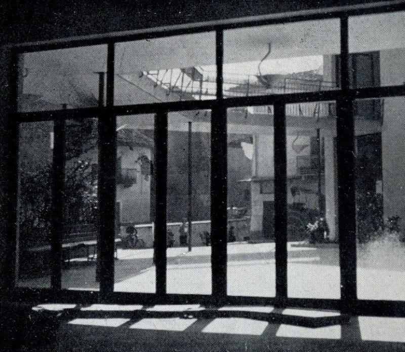 Vista del cortile dalla sala comune