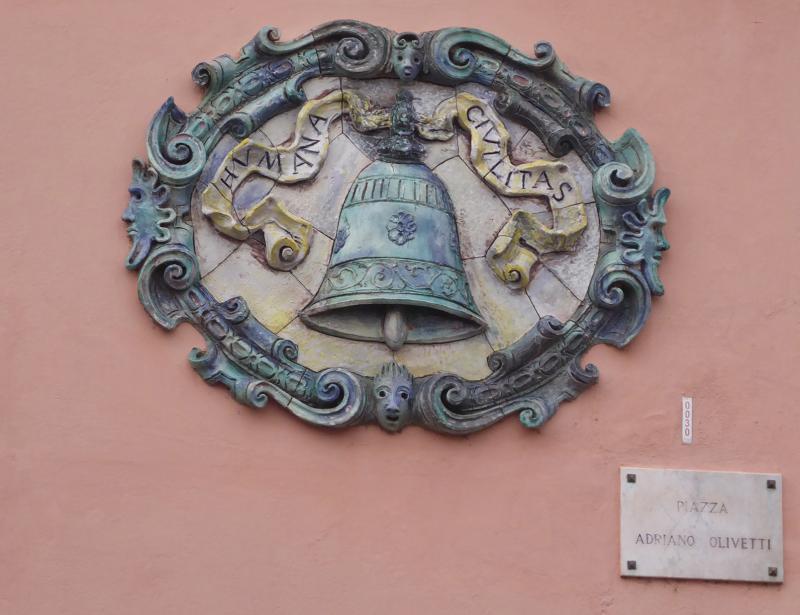 Dettaglio del fronte di ingresso con maiolica raffigurante il simbolo del Movimento Comunità, 2019