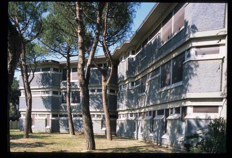 Facciata dei dormitori su viale Cristoforo Colombo, parte destra