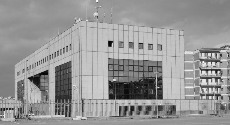 Vista dell’edificio dal piazzale del Tribunale