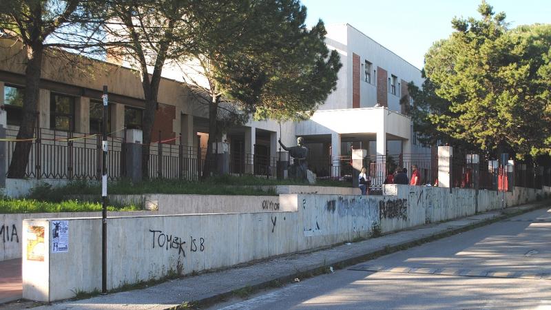 Vista della scuola dalla strada 