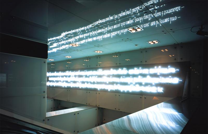 'Queste cose visibili' di Joseph Kosuth (interno stazione, vista ravvicinata)