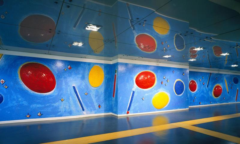 'Universo senza bombe, regno dei fiori, 7angeli rossi' di Nicola De Maria (interno stazione)