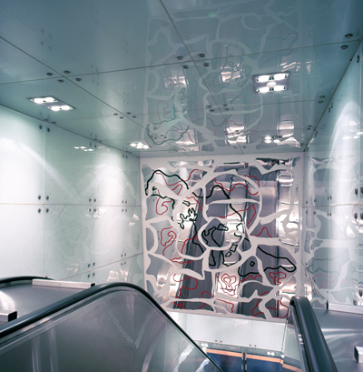 Installazione artistica 'Intermediterraneo' di Michelangelo Pistoletto (interno stazione, vista ravvicinata)