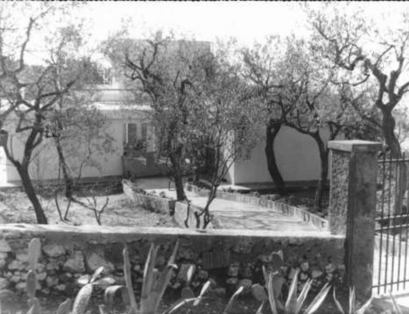 Particolare del muro perimetrale e della cancellata, foto d'epoca