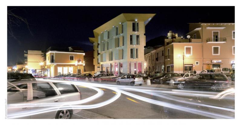 Veduta notturna dell'edificio