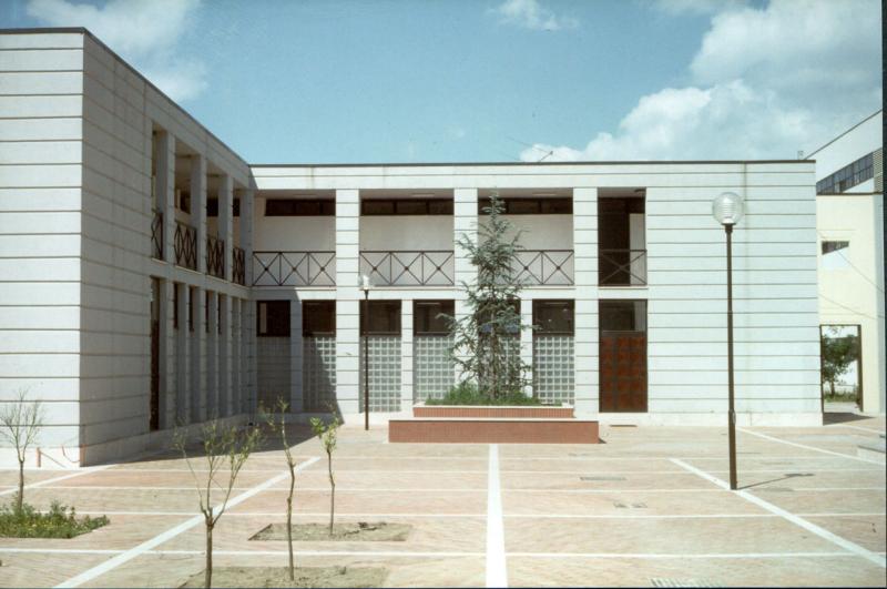 Complesso parrocchiale, vista di uno dei fronti della piazza