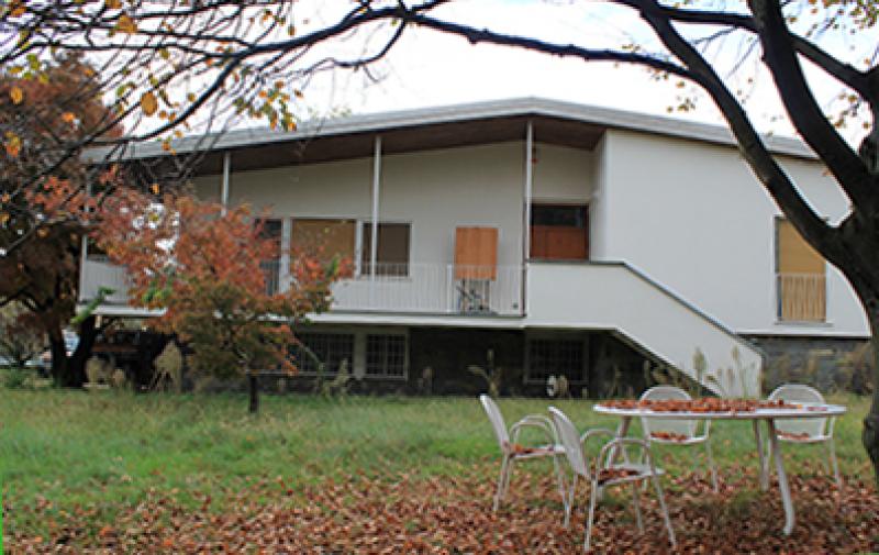 Vista del prospetto sud e del giardino, 2019