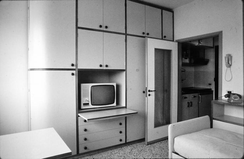 33. Corpo basso. Piano primo. Centro anziani: interno del monolocale. Sul fondo l'angolo cottura