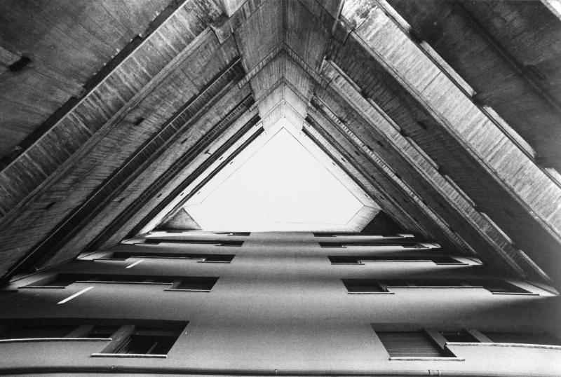 20. Corpo alto. Vista dei passaggi pensili dal piano terreno porticato