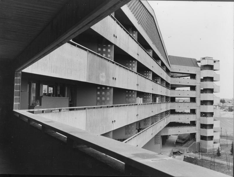21. Corpo alto. Scorcio delle logge dal passaggio pensile