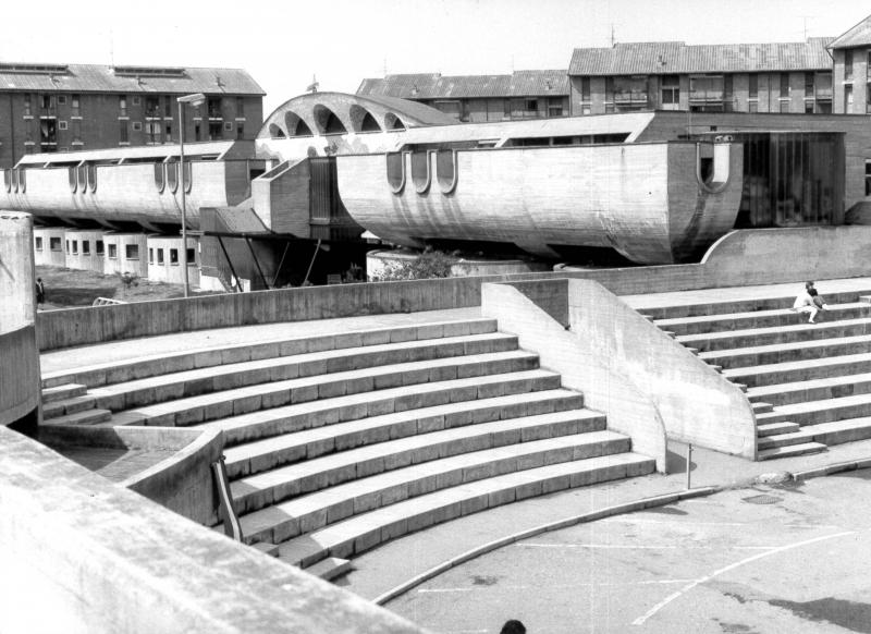 15. Scuola elementare al villaggio Incis di Pieve Emanuele, 1968-73.Veduta verso la piazza