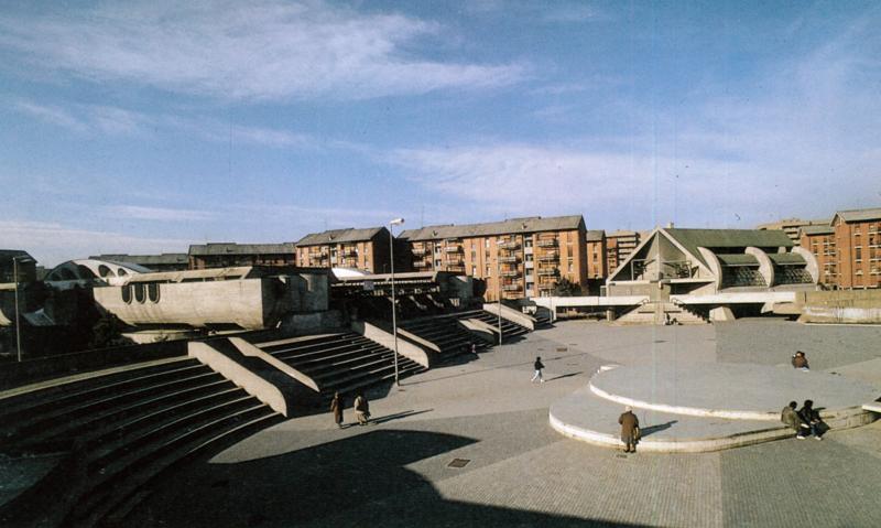 2. Piazza nel centro di servizi al villaggio Incis, Pieve Emanuele. Vista dall’alto da sud-est