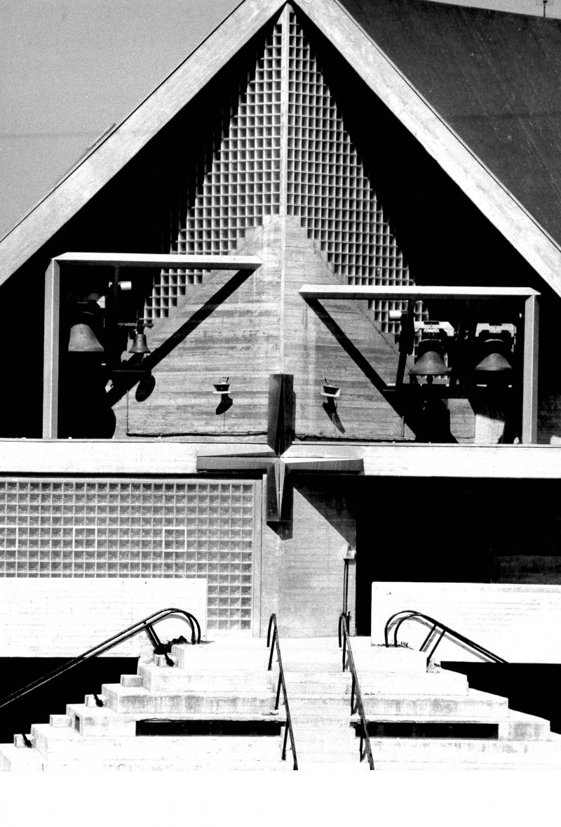 38. Centro parrocchiale “Paolo VI” al villaggio Incis di Pieve Emanuele, 1972-81. Veduta dalla piazza