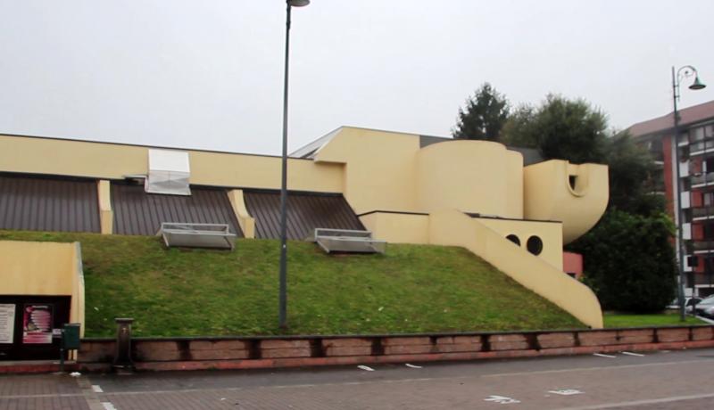 49. Scuola elementare al villaggio Incis di Pieve Emanuele, 1968-73. Affaccio sulla piazza. Le originarie gradonate sono state completamente alterate, 2016