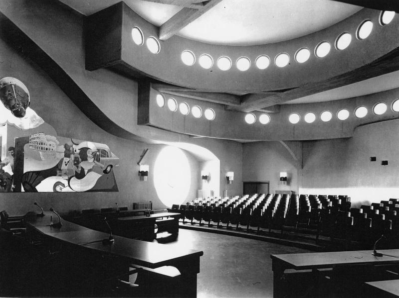 28. Interno della sala consiliare utilizzabile anche come sala di proiezione, concerti e conferenze