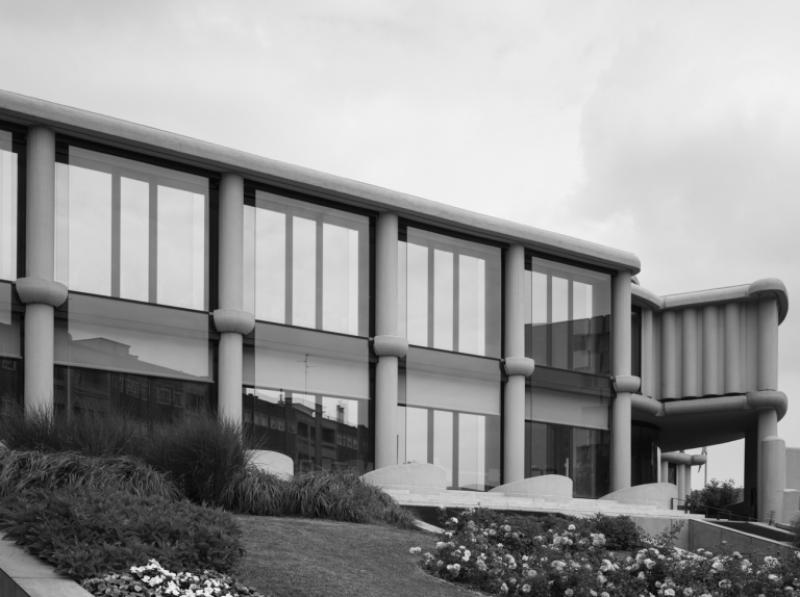 39. Dettaglio del curtain-wall, con i vetri a specchio, a seguito della ristrutturazione del 2011-2013