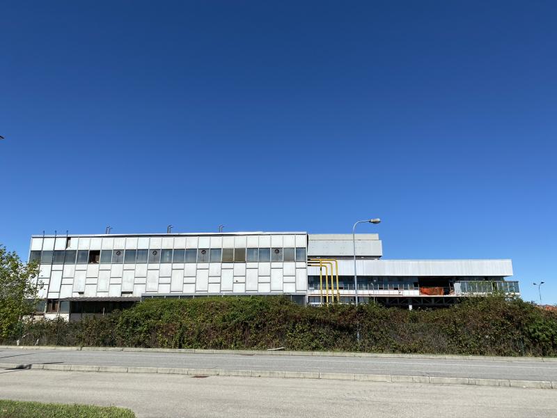 Vista laterale centrale termica e edificio principale, 2020