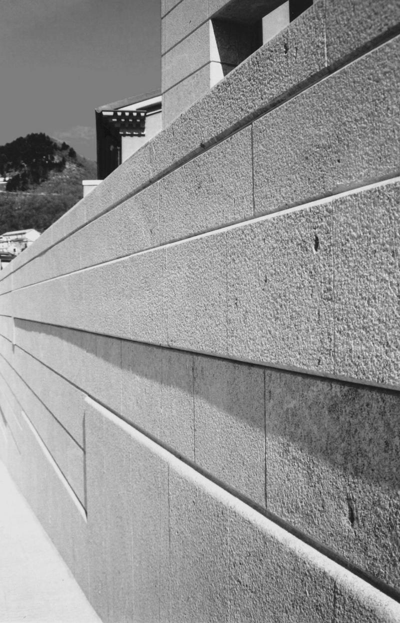 muro in blocchi stereometrici di breccia irpina