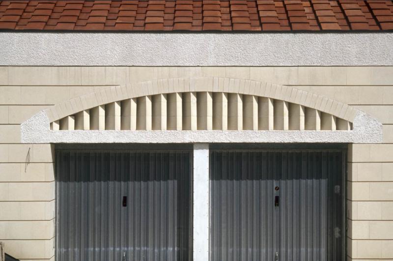 Dettaglio del prospetto con rivestimento lapideo