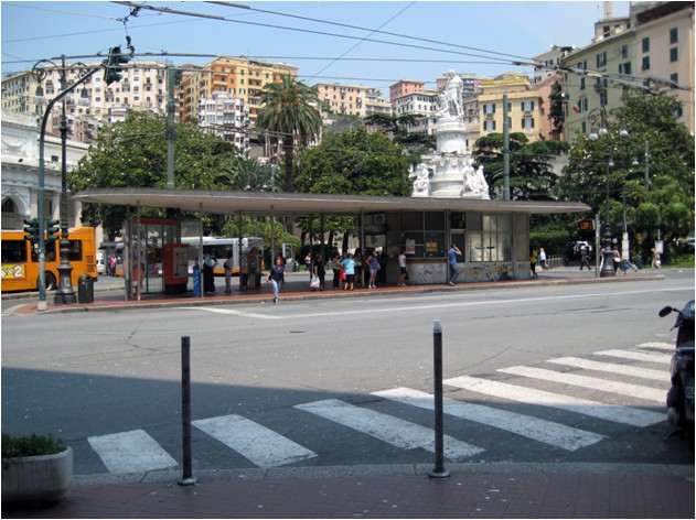 Vista della pensilina da Piazza Acquaverde  