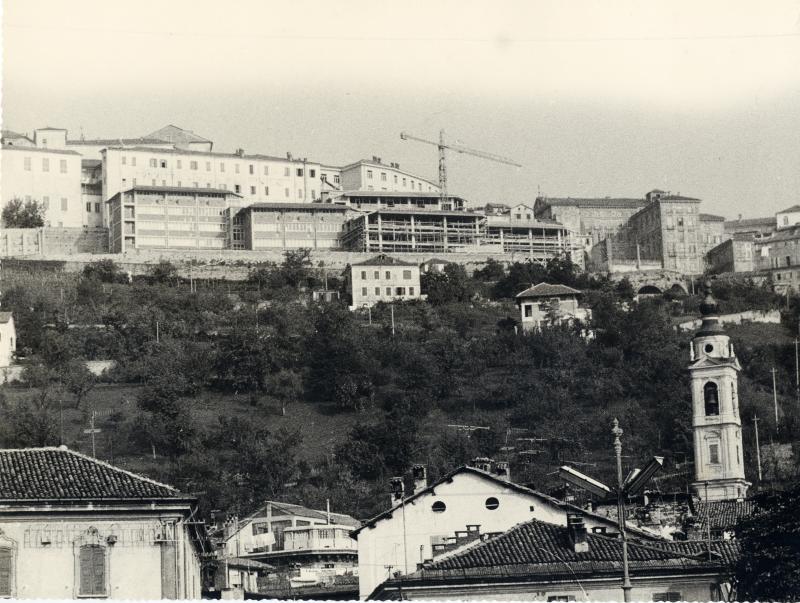 L’edificio in costruzione. Fronte verso la valle. 