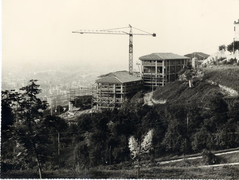 L’edificio in costruzione. Affaccio verso la funicolare.