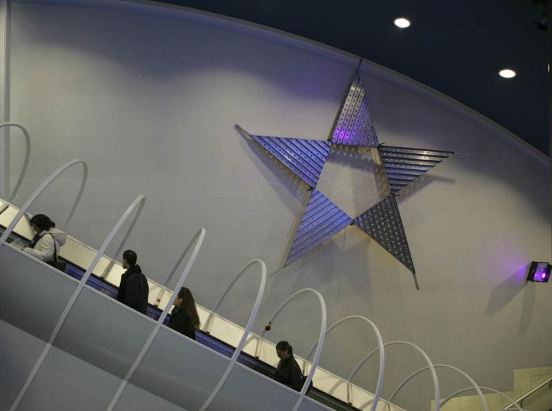 Stazione Vanvitelli, Gilberto Zorio, Le stelle 