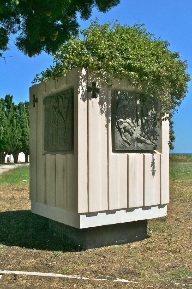 particolare del blocco-fioriera  (2013)