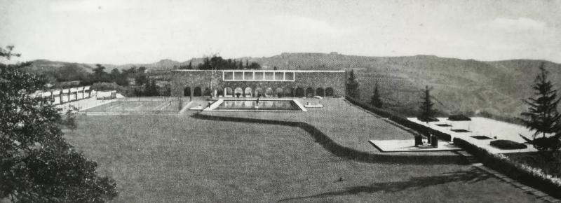 Grande prato al termine del primo intervento di Porcinai nel 1956: è ben visibile la sagomatura del prato per ottenere due livelli diversi.