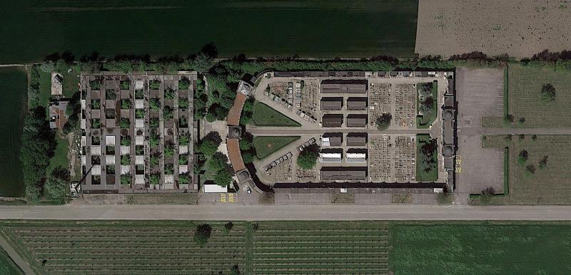Vista aerea con il cimitero storico (a destra) e l’ampliamento