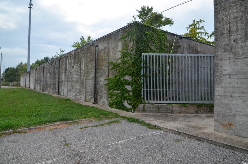 Il muro di recinzione in cemento armato faccia vista verso la S.P. 69