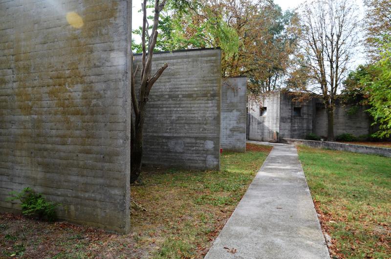 Il percorso esterno sul lato verso il cimitero storico