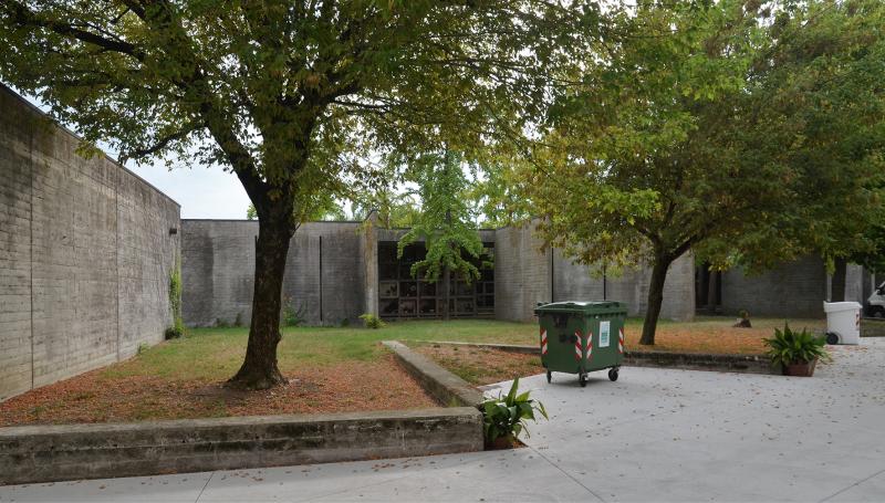 Le sedute in cemento armato nello spazio compreso tra il cimitero storico e l’ampliamento