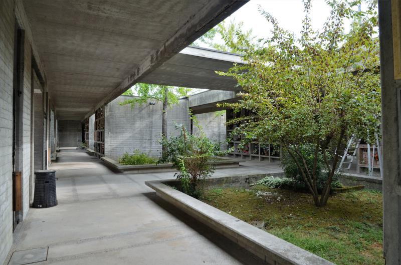 Interno del cimitero con l’alternanza tra “vuoti” verdi e alberati e “pieni” con le sepolture