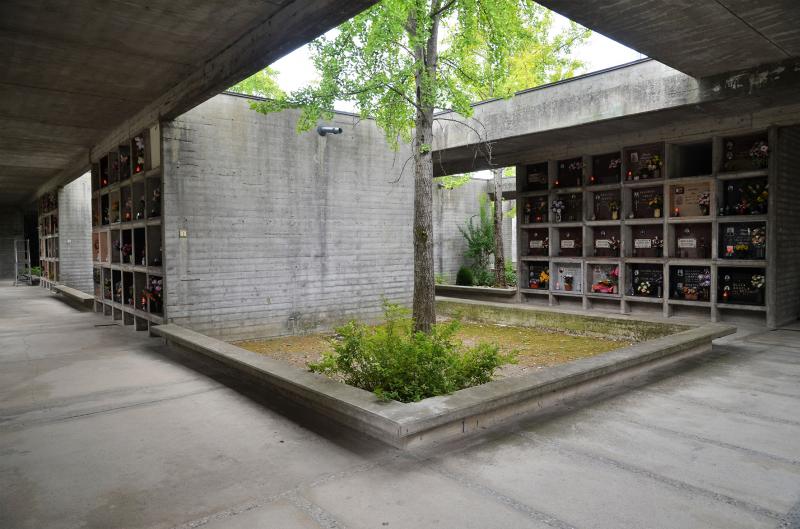 Un “vuoto” con la seduta e, sullo sfondo, le sepolture a parete. Si nota il disegno della pavimentazione