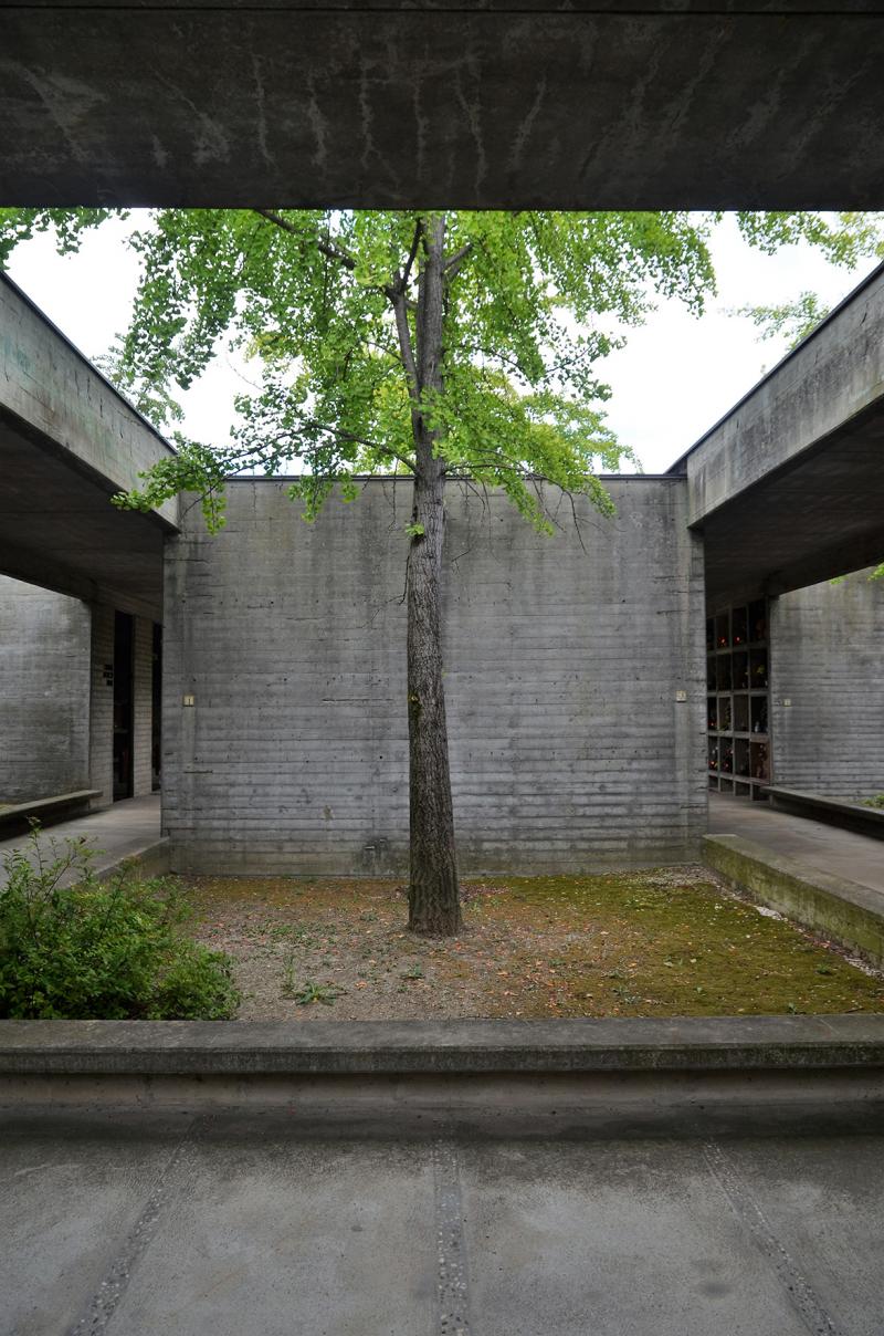 Un “vuoto” con la seduta e, sullo sfondo, la parete laterale del volume con le sepolture
