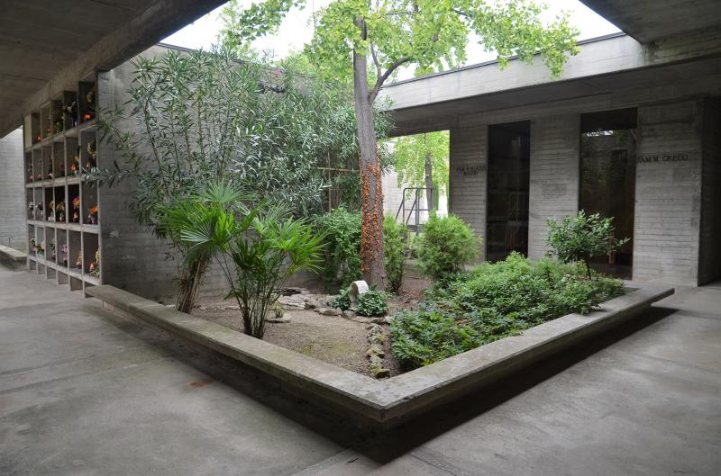 Un “vuoto” alberato. A sinistra le sepolture a parete; a destra una tomba di famiglia