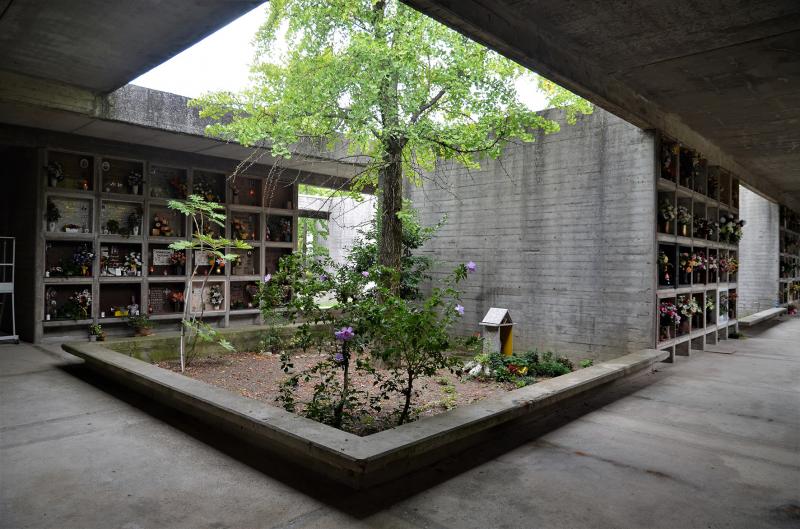 Un “vuoto” alberato: in primo piano la seduta continua in cemento armato