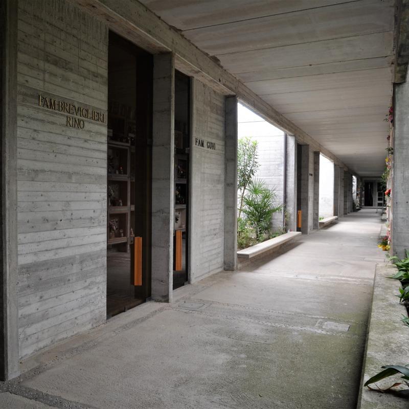 Vista del percorso coperto: in primo piano una tomba di famiglia